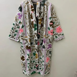 ชุดกิโมโนผ้าฝ้ายปักลายซูซานีทำมือ ลายดอกไม้สีขาวสไตล์โบฮีเมียน พร้อมงานปักลายศิลป์สีสันสดใส ชุดคาฟตันยาวหรูหรา - Product Image 1