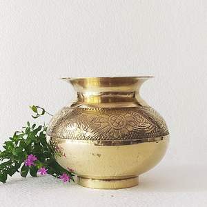 Kalashes Decorativos Hechos a Mano de Metal Vintage en Tono Dorado, Kalash Indio para Ceremonias - Product Image 5