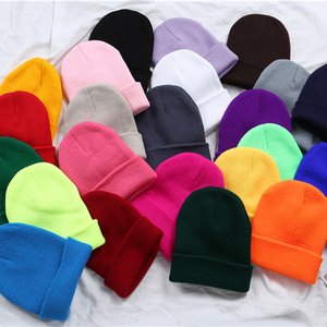 Gorros de Invierno Personalizados con Logotipo, de Acrílico Suave y Elástico, con Borde Plegado y Tejido Acanalado Grueso, para Clima Frío, Estilo Urbano, Casual y para Exteriores - Product Image 2