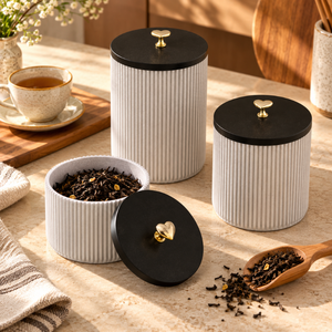 Ensemble de pots en céramique cannelés avec couvercles en bois noir et boutons en forme de cœur dorés, pots de rangement de cuisine, trois tailles, organisateur de comptoir |   Élégant - Product Image 2