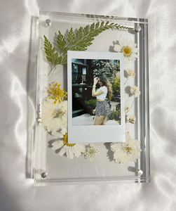 Cadre photo en résine florale de luxe avec détails artistiques faits à la main pour des occasions de cadeaux spéciales - Product Image 2