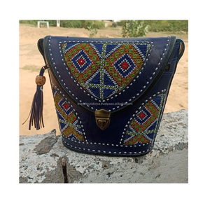 Sac de messager en cuir perlé bohème fait à la main de créateur pour femmes à la mode fronde indienne pour soirée Shopping fête géométrique - Product Image 1