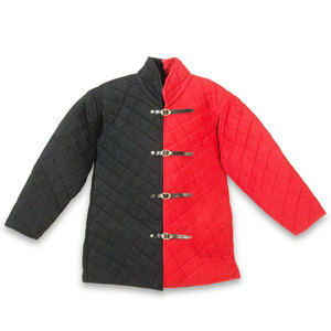 Chaqueta acolchada medieval tipo gambeson, roja y negra, bicolor, de algodón, para LARP, recreación histórica, manga larga, personalizada. - Product Image 1