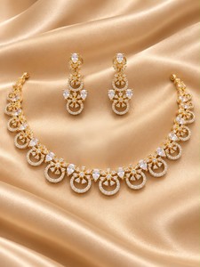 Ensemble collier et boucles d'oreilles tendance en or plaqué or avec pierres de zircon rondes et moissanite pour femme, idéal pour un anniversaire ou une occasion spéciale - Product Image 2