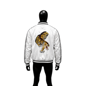Veste universitaire en satin blanc personnalisée avec double broderie tigre, veste bomber de baseball matelassée de qualité supérieure pour hommes et femmes - Product Image 2