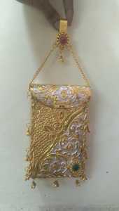 Pochette à rabat en métal faite à la main avec motif floral, pierre verte, gemme rouge, chaîne, élégante, pour soirée, porte-téléphone portable - Product Image 2