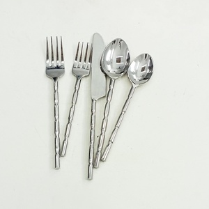 Ensemble de couverts en métal en acier inoxydable à poignée forgée martelée faite à la main de designer Vaisselle polie brillante miroir argenté - Product Image 2