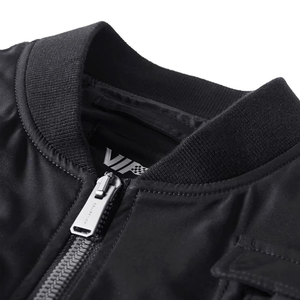 เสื้อแจ็คเก็ตบอมเบอร์ผ้าฝ้ายสั่งทำพิเศษสำหรับผู้ชาย – วัสดุที่ระบายอากาศได้ดีและเป็นมิตรต่อสิ่งแวดล้อม – แจ็คเก็ตสไตล์บอมเบอร์แบบปรับแต่งได้ - Product Image 3