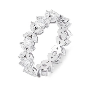 Bague de fiançailles haut de gamme avec diamant rond central, bague plaquée argent massif, disponible au meilleur prix - Product Image 1