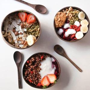 Bols en coquille de noix de coco avec cuillère en bois, écologiques faites à la main - Product Image 1