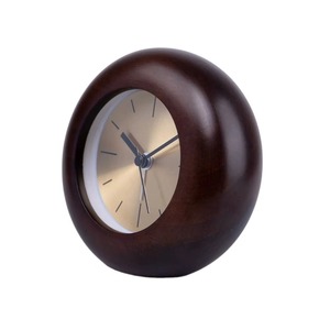 Horloge de bureau triangulaire en bois, mouvement à quartz, affichage à aiguilles, design moderne du milieu du siècle, fonctionne sur piles, silencieuse, sans tic-tac - Product Image 2