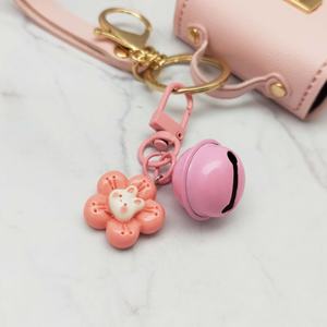 Adorable porte-clés en forme de lapin rose pastel avec fleur, en plastique, tendance mode mignonne pour les filles et les femmes - Product Image 4