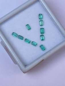 ต่างหูหยดน้ำมรกต ผู้จัดจำหน่ายเครื่องประดับชั้นดี จี้มรกตคลาสสิกสำหรับเป็นของขวัญ โดยผู้ส่งออกในราคาขายส่ง - Product Image 4