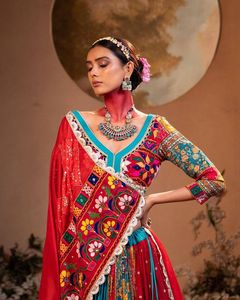 Ensemble Lehenga Choli multicolore de créateur pour Navratri, en coton mousseline lourd, avec broderie Gota Patti et travail de miroirs véritable, idéal pour les festivals - Product Image 2