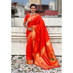 Sari en soie Paithani tissé avec des fils d'or orange, robe de soirée élégante - Product Image 6