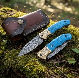 Ensemble de couteaux pliants de combat en acier damas sur mesure de qualité supérieure |   OEM |   Poignée bleu turquoise |   Boucle en laiton gravée avec étui en cuir - Product Image 1