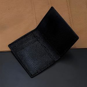 Tarjetero vertical de piel sintética negra, elegante, compacto, para viajes, con doble ranura funcional para tarjetas de identificación, ideal para negocios. - Product Image 3