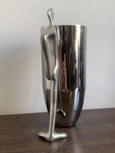 Jarra de acero con acabado plateado artístico, elegante utensilio de servir, perfecta para anfitrión en eventos especiales y para regalar, procedente de la India. - Product Image 3