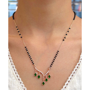 สร้อยคอ mangalutra ชุบทองสไตล์อินเดียพร้อมลูกปัดสีดำและจี้หินสีเขียวสำหรับสตูดิโอแฟชั่น - Product Image 2