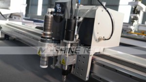 Cutter à couteau oscillant MS1625, vitesse de déplacement 2200 mm/s, adsorption sous vide zonée, équipement de découpe CNC pour cuir, tissu, mousse, PVC - Product Image 2