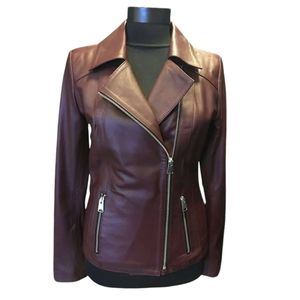 Esta chaqueta de motociclista acolchada de cuero genuino negro es de la colección Maria B. y la chaqueta de motociclista gris claro también es de la colección Maria B. - Product Image 5