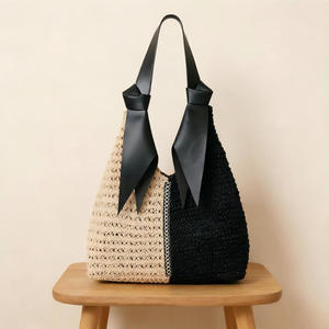 Bolso de hombro tejido con hilo natural, diseño bicolor y elegante lazo, perfecto para un look veraniego con estilo. - Product Image 3