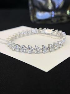 Bracelet chaîne tennis en or 18 carats avec diamants de laboratoire en forme de cœur - Product Image 4