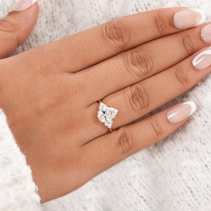 Bague solitaire en diamant taille poire 2,01 carats Sparkle Proposal, cultivé en laboratoire, or massif 14 carats, cadeau de fiançailles raffiné pour partenaire - Product Image 4