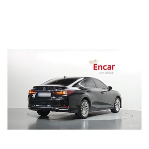 Lexus ES Executive Sedan 2024, 32,834 km, Asientos de Cuero, Cámara Trasera, Volante a la Izquierda - Product Image 2