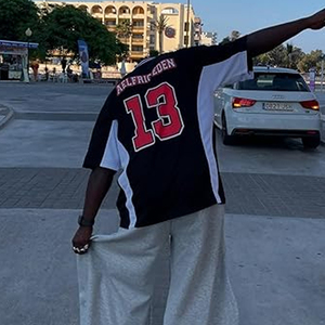 เสื้อฟุตบอลตาข่ายคอวีทรงโอเวอร์ไซส์สไตล์เรโทร รับผลิตแบบ OEM ODM พร้อมบริการพิมพ์โลโก้ ชื่อ และหมายเลขด้วยระบบซับลิเมชั่นดิจิทัล - Product Image 4