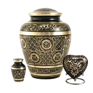 Ensemble d'urnes funéraires décoratives en laiton – Motif de bordure gravé à la main, urne funéraire pleine grandeur pour adulte, petite urne commémorative et urne en forme de cœur - Product Image 6