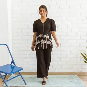 Ensemble deux pièces brodé noir pour femmes, col en V, manches bouffantes, tunique florale, pantalon à jambes larges, décontracté, élégant, ethnique, à porter au quotidien - Product Image 1