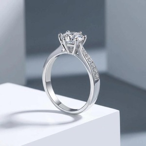 Bague de mariage en argent sterling S925 plaqué rhodium avec moissanite 1/2 carat, sertie à griffes, style bureau élégant pour femme Shanwei - Product Image 1