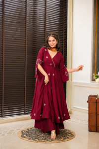 Ensemble robe Anarkali en rayonne et coton, brodée Zari, avec manches à découpes latérales, pantalon Palazzo assorti et dupatta en organza GW 6133 - Product Image 1