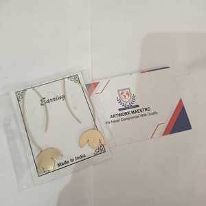 Pendientes de latón con diseño floral único y elegante, hechos a mano por artesanos indios, chapados en oro, con un aspecto de joyería de moda. - Product Image 1