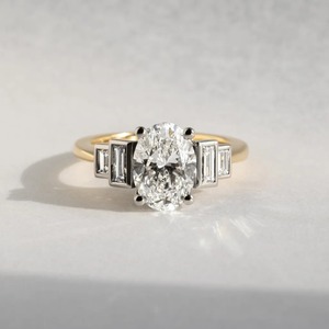 Anillo de Diamante Ovalado de 2.50CT Cultivado en Laboratorio, Anillo de Dos Tonos, Proveedor de Joyería Nupcial - Product Image 3