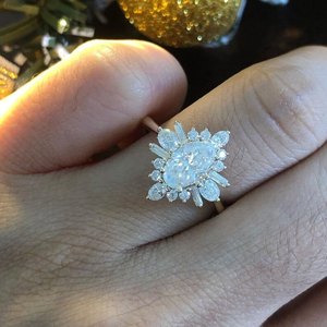 Anillo Glamuroso con Diamante Ovalado Blanco en Engaste de Garras, Joyería de Boda en Oro Sólido, Regalo Nupcial, Anillo de Moda para Mujer - Product Image 1
