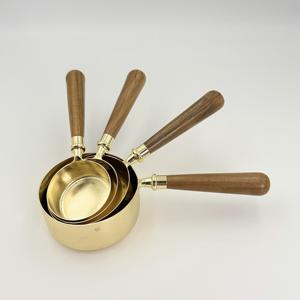 Juego de Tazas y Cucharas Medidoras de Acero Inoxidable con Mango de Madera y Acabado Dorado para Cocina, Repostería y Café al Precio Más Bajo - Product Image 1