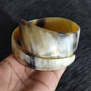 Joyería Ecológica de Hueso de Cuerno, Pulseras Modernas en Espiral con Forma de Serpiente para Boda, Hechas a Mano por Perfect Enterprises - Product Image 2