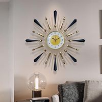 Reloj de pared metálico que puede aportar simetría y equilibrio a una habitación. El brillo metálico elegante realza la iluminación interior general.