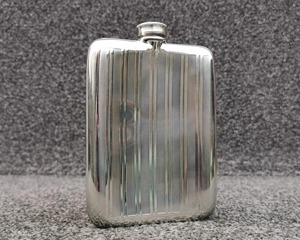 กระติกน้ำทรงกระบอกลายทางสีเงิน เหมาะสำหรับการเก็บเครื่องดื่มอย่างรวดเร็วสำหรับงานอีเว้นท์และงานสังสรรค์ หรือกระติกพกพาสะดวกจากอินเดีย - Product Image 1