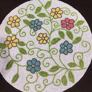 Mantel individual bordado a mano con cuentas, personalizado para eventos festivos, hogares, con diseño floral, para mesa de café y comedor. - Product Image 1