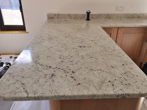 Encimeras de granito Colonial White de la India de primera calidad con acabado premium y color uniforme, ideales para cocinas. Contáctenos para obtener el mejor precio. - Product Image 3