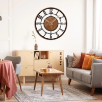 Horloge murale décorative en bois et métal, idéale pour la salle à manger et la cuisine, ajoute une esthétique naturelle et moderne à la pièce, en provenance d'Inde.