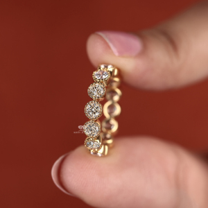 Bague d'éternité en or jaune 14 carats avec diamants de laboratoire sertis à la milgrain, bague de mariage empilable avec diamants ronds pour elle - Product Image 6