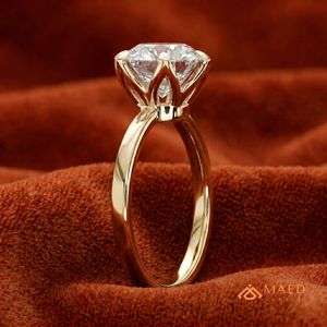 Anillo de Compromiso de Moissanita con Corte Brillante Redondo Chapado en Oro de 18K con Engaste de Puntas, Joyería de Lujo para Mujer Hecha en Gujarat - Product Image 2