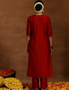 Kurta roja bordada para mujer KV con pantalón (conjunto de 2 piezas) - Product Image 2