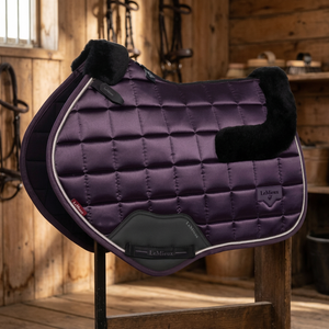 Tapis de selle de dressage premium orange, finition cuir, doublure polaire, rembourrage mousse, léger, logo personnalisé, confort pour l'équitation - Product Image 2