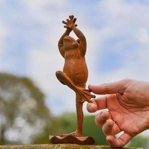 Statue de grenouille rouillée en fonte pour décoration de jardin, sculpture de grenouille en pose yoga, artisanat en métal, décoration extérieure - Product Image 3