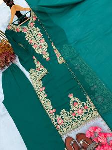 Ensemble Anarkali prêt-à-porter entièrement brodé avec haut, pantalon palazzo, dupatta, manches fantaisie, bordure Latkan, design de créateur, en tissu lourd imitation - Product Image 6